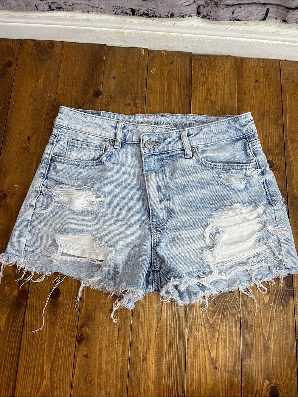 American Eagle outfitters size 4 distressed light wash mom short